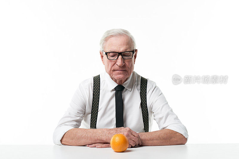 橙色的优雅老人