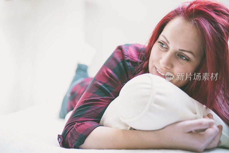 年轻女子躺在床上