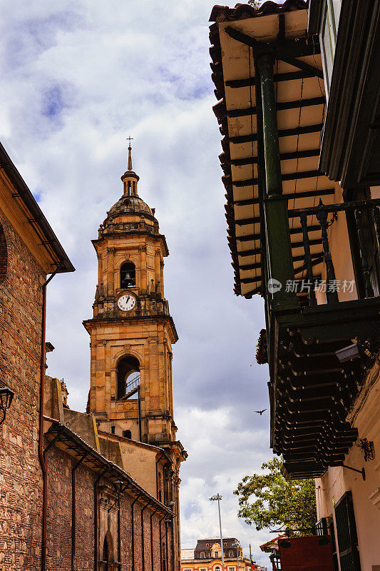 哥伦比亚波哥大:抬头看普里默达大教堂的钟楼