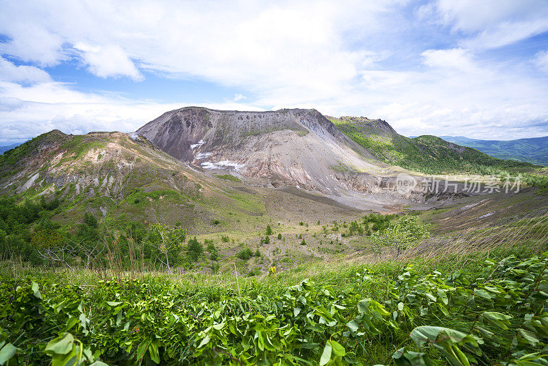 日本北海道上的臼山活火山火山口