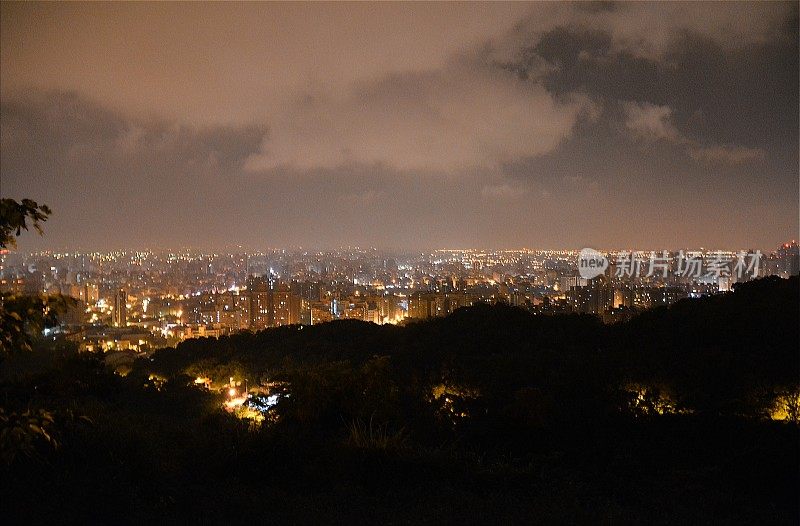 台湾虎头山上的桃园-台北市区全景
