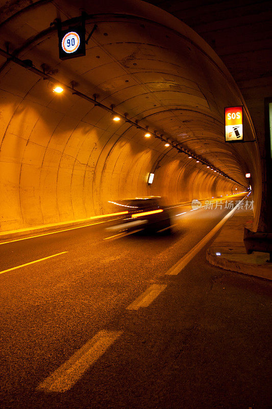 汽车在地下隧道中超速行驶