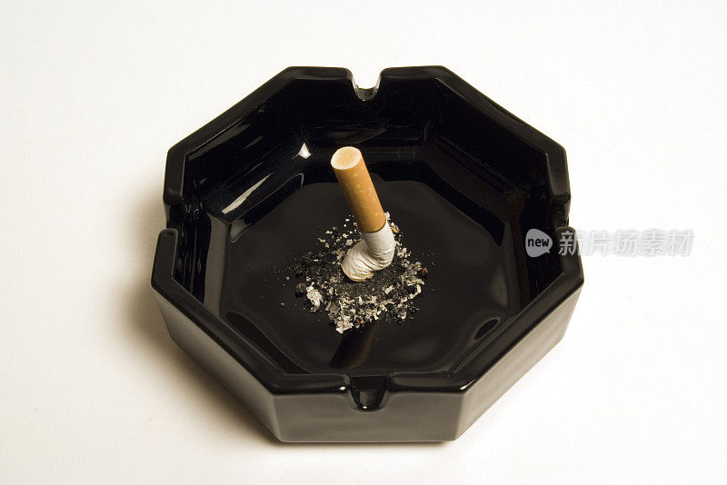 香烟在烟灰缸里捻熄了。