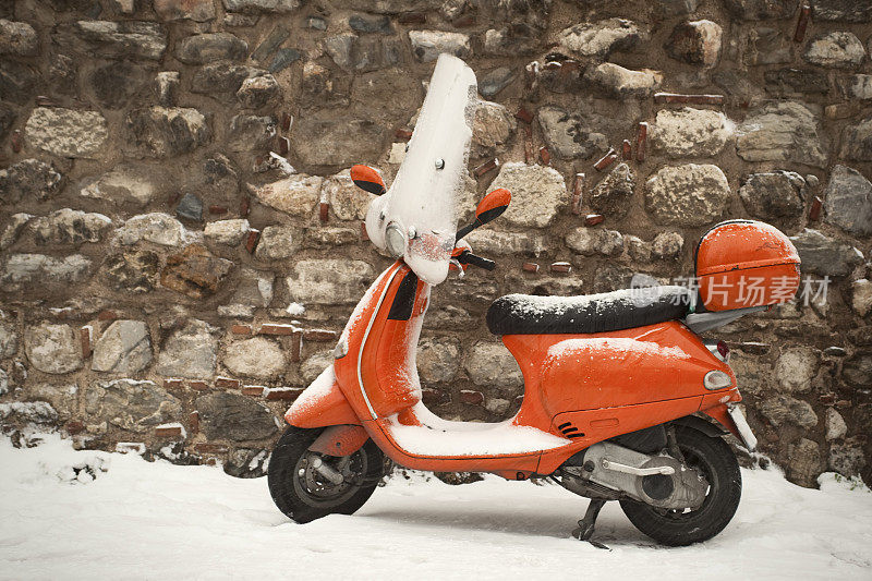 雪下的摩托车