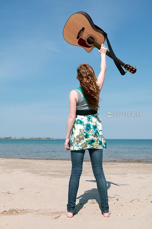 沙滩上弹吉他的女孩