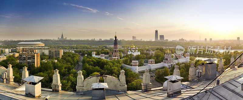 莫斯科全景。从旧建筑的屋顶上看