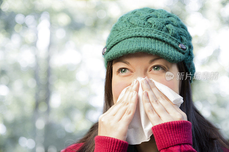 医疗保健:患有流感或过敏的女性外出时打喷嚏。