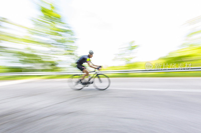 骑自行车的人在乡村公路上