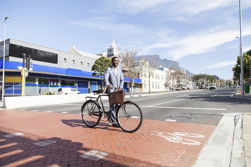 一个非洲商人骑着自行车正在过马路