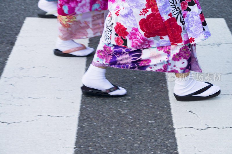 日本艺妓徒步穿过京都的特写