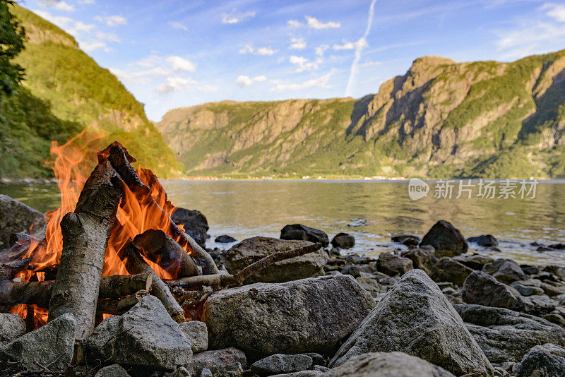 夏天在挪威的峡湾里营火