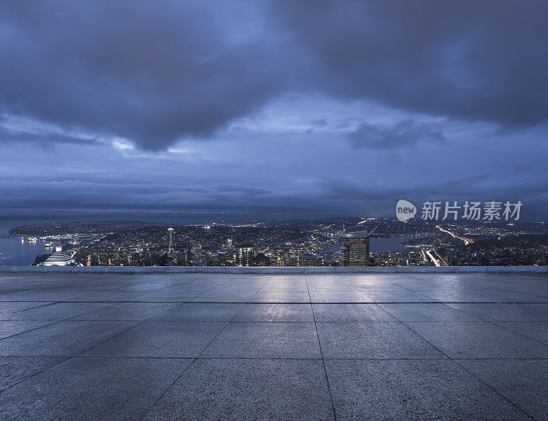 晚上干净的空砖地板，西雅图的天际线