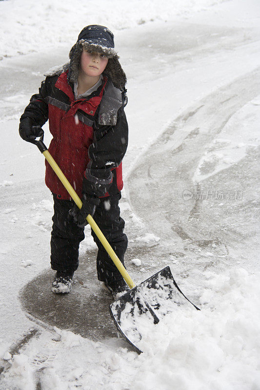 男孩铲雪