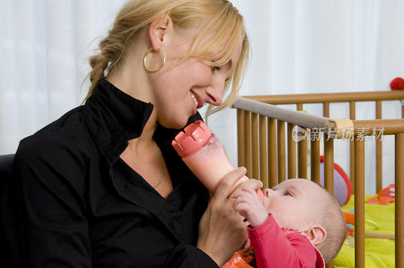 母亲用奶瓶喂宝宝