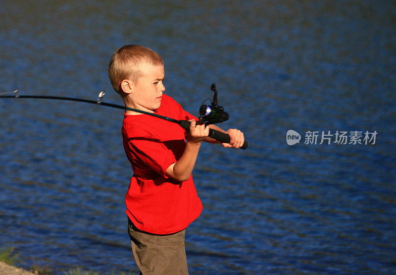 小男孩钓鱼