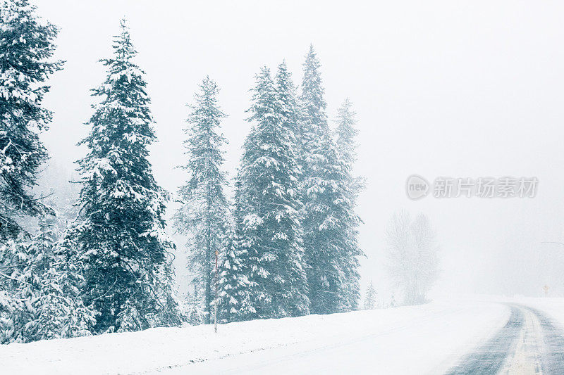 积雪和结冰的公路冬季驾驶条件