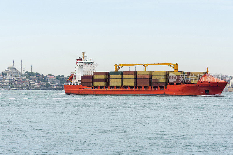 一艘橙色货船在伊斯坦布尔博斯普鲁斯海峡的海上