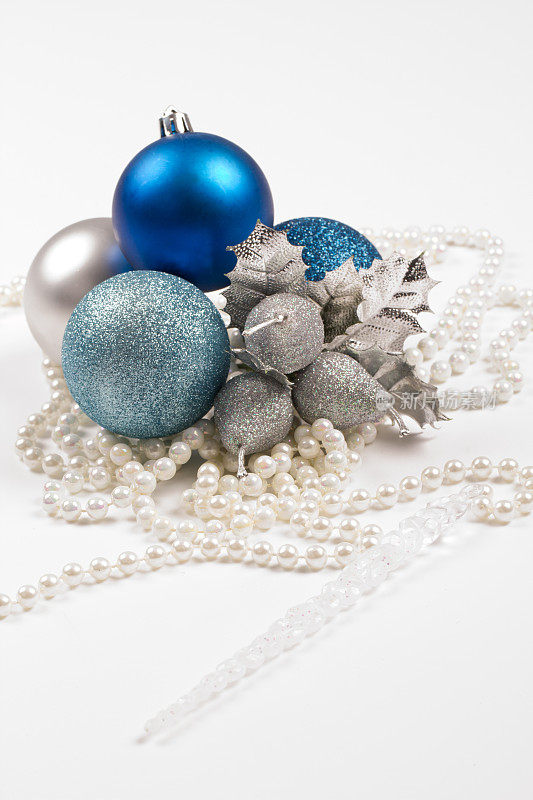 白色，蓝色和银色的圣诞背景