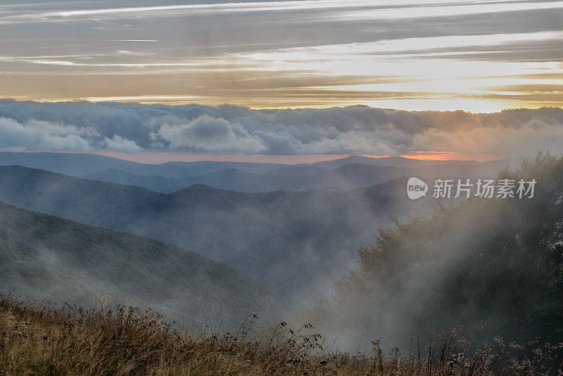 喀尔巴阡山脉的日落