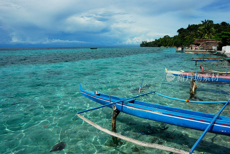 印度尼西亚，踩高跷的渔船