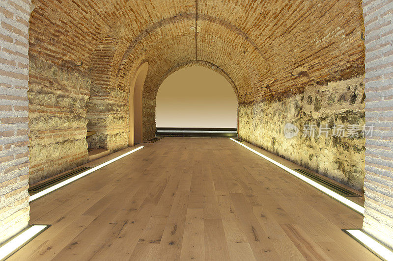 有石墙和木地板的历史走廊
