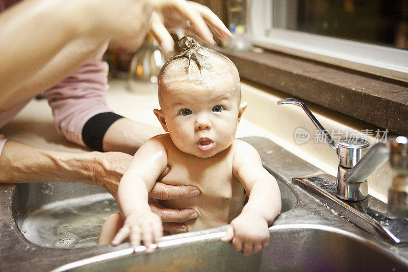 婴儿在水槽洗澡