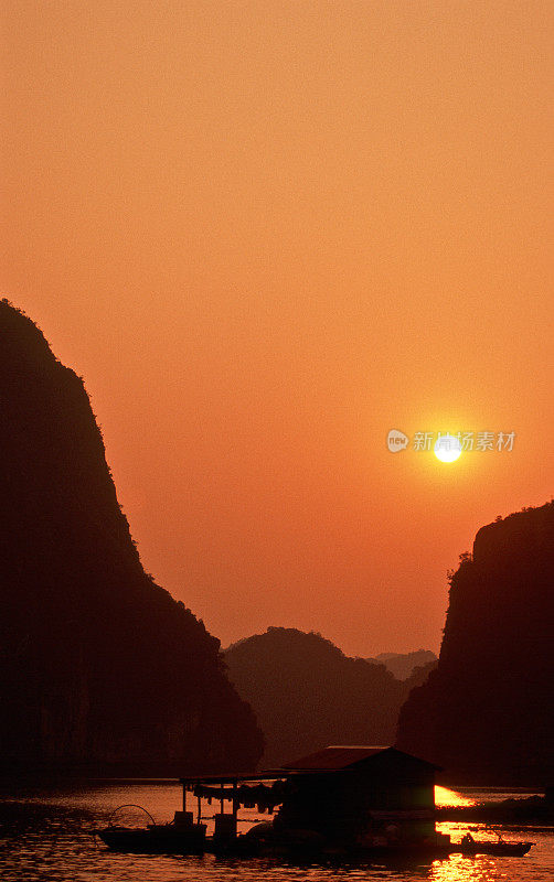 越南，下龙湾，日落。