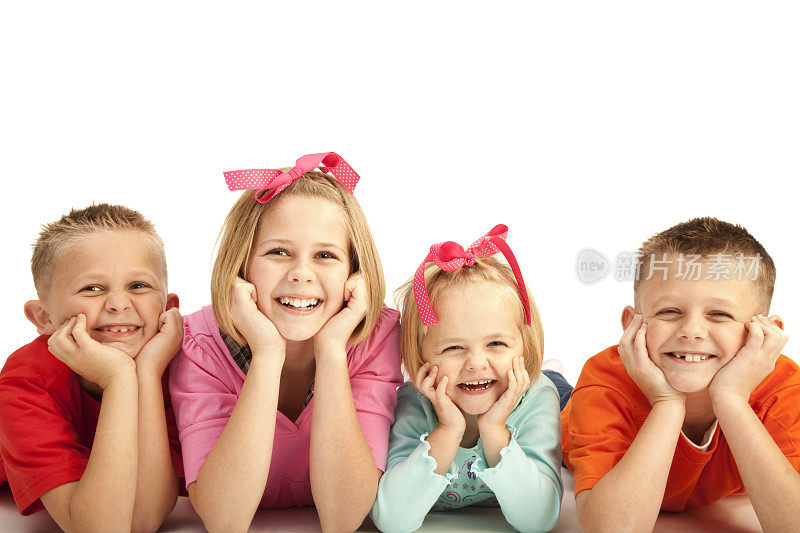 四个快乐的孩子兄弟姐妹笑着笑着玩得很开心