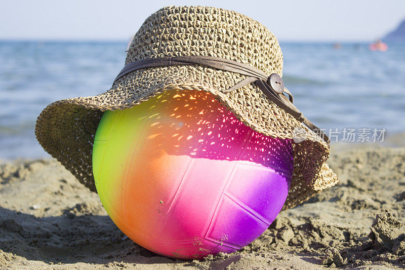 充气彩色沙滩球和帽子