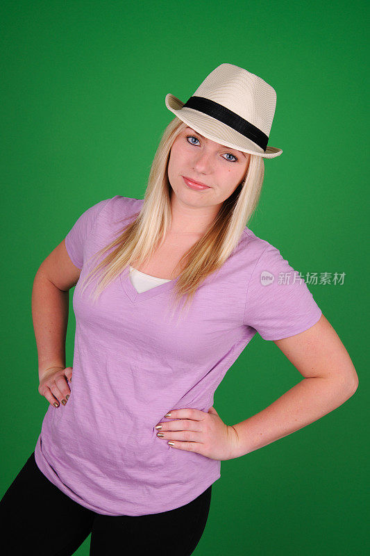 可爱的年轻女人戴着奶油软呢帽