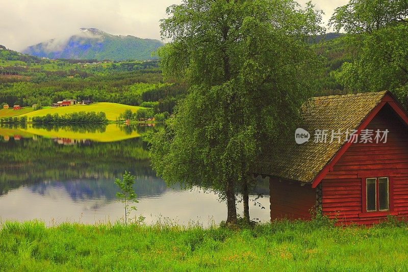 田园诗般的峡湾景观，红色rorbu家，戏剧性的反射，挪威，斯堪的纳维亚