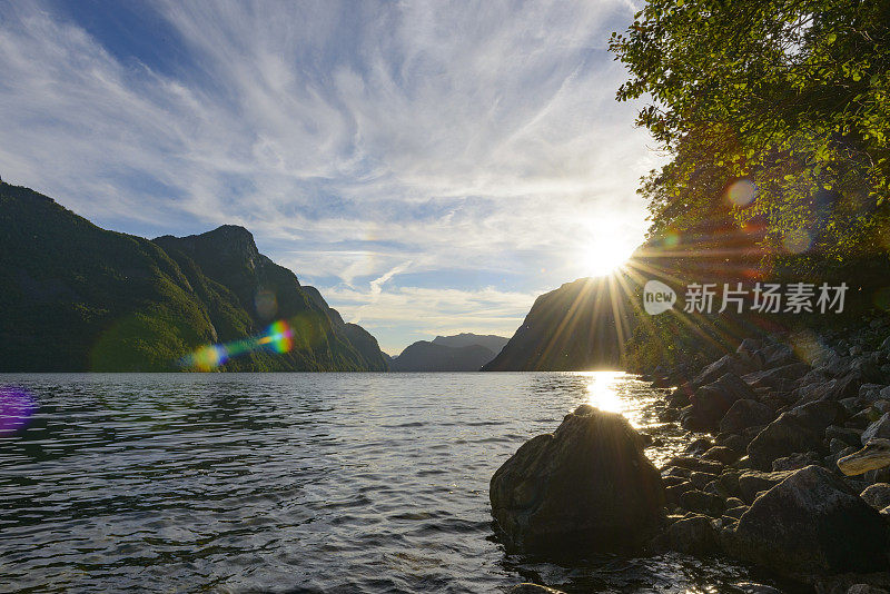 在一个美丽宁静的夏日，在弗拉福德的景色