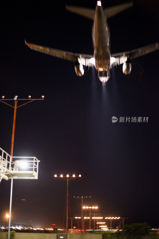 洛杉矶和飞机的夜景