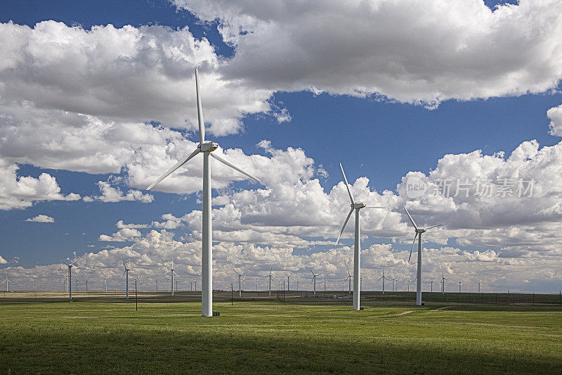 科罗拉多草原上的风力涡轮机