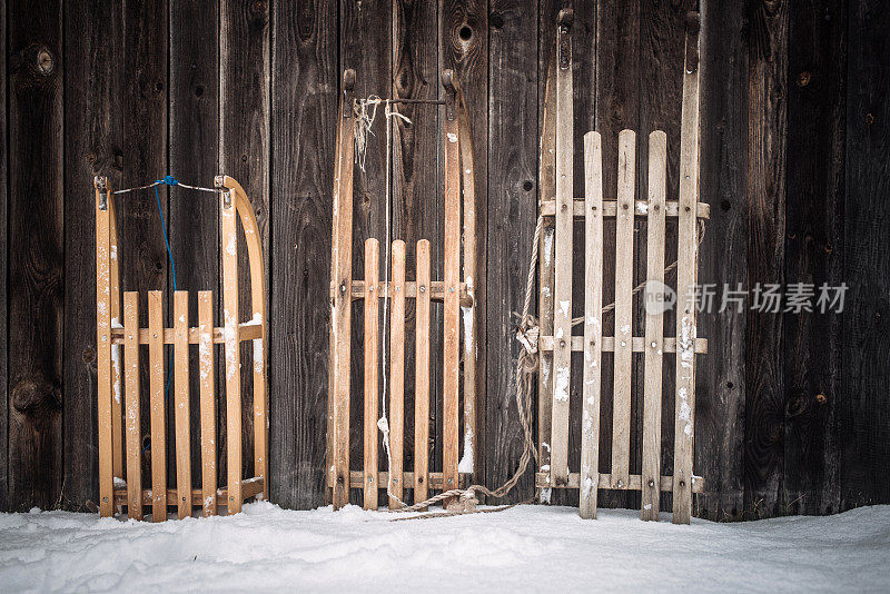 一组旧雪橇