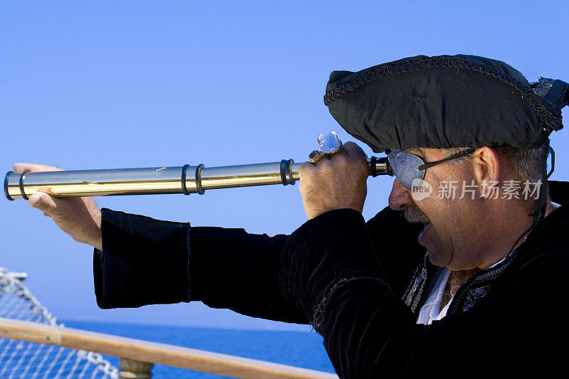海盗与望远镜