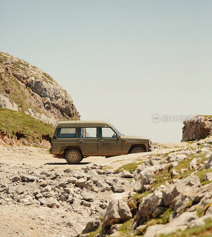 山上的老式4x4越野车