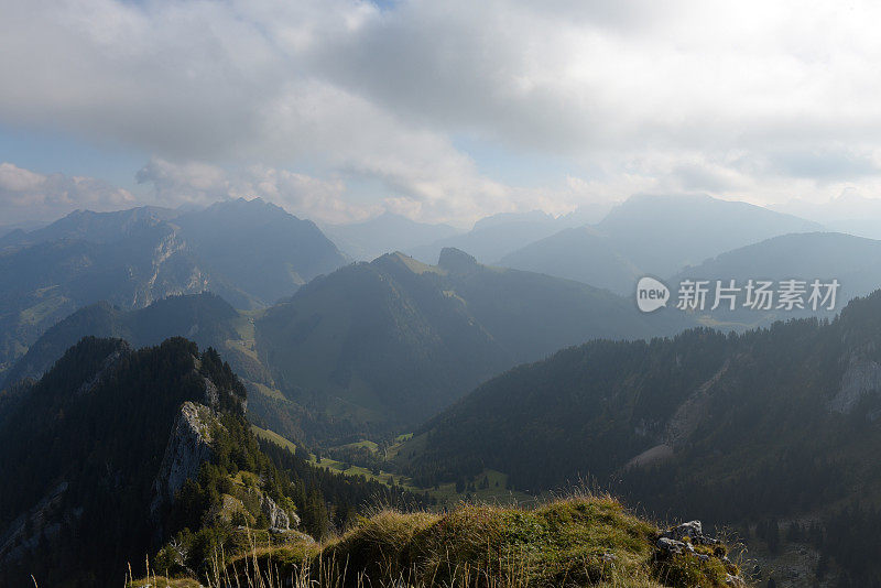 格鲁耶尔和阿尔卑斯山的风景