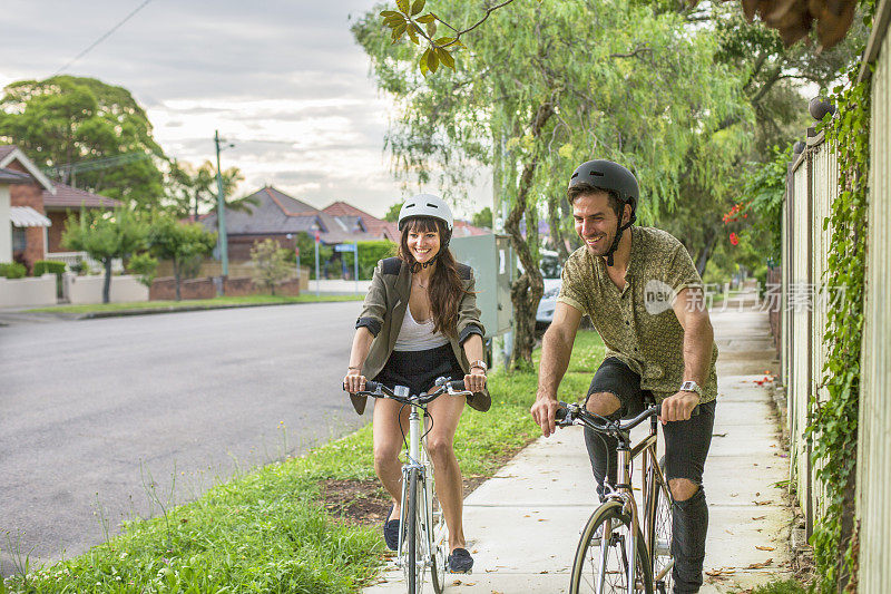 骑自行车穿过悉尼郊区