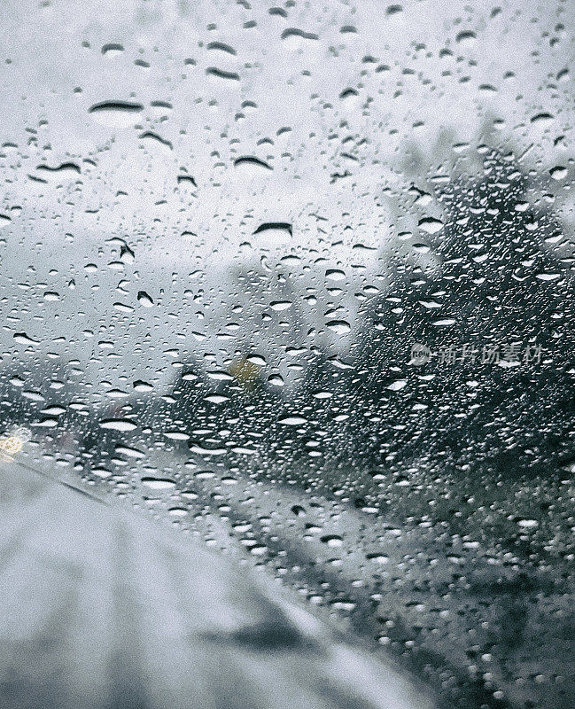 在雨天开车