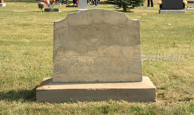 水泥墓碑有有趣的风化痕迹