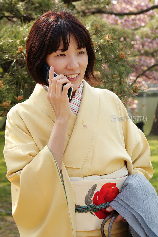 一个日本女人在打电话