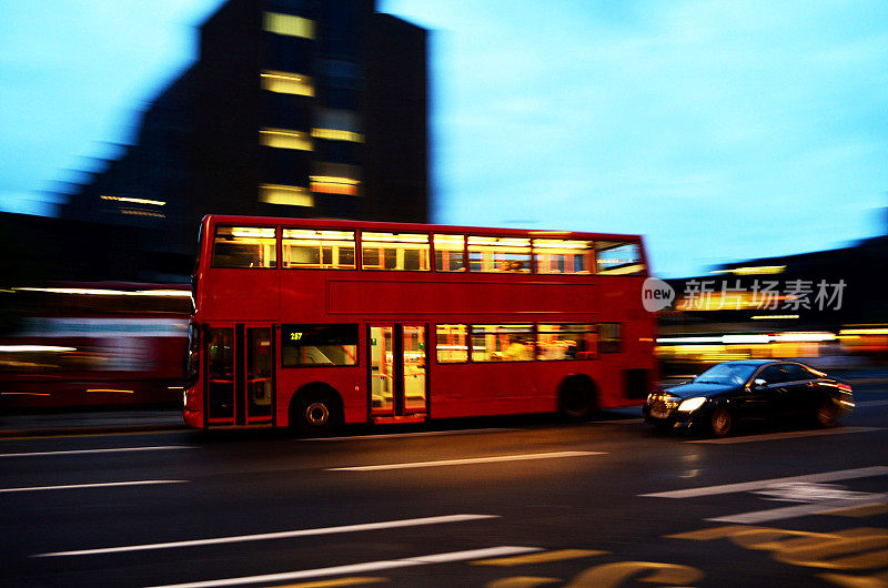 伦敦大街上的双层巴士