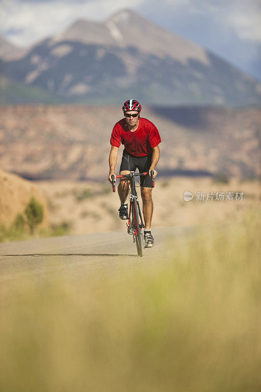 在犹他州摩押的滑石小道上骑自行车