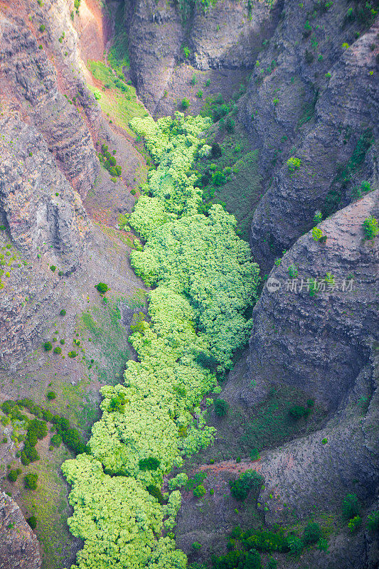 鸟瞰图深峡谷在考艾岛，夏威夷