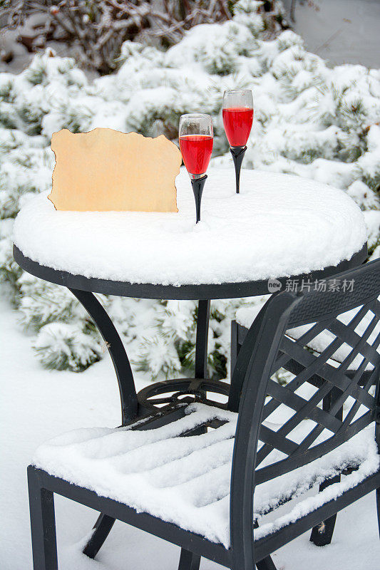 酒杯放在白雪覆盖的桌子上——仿在羊皮纸上