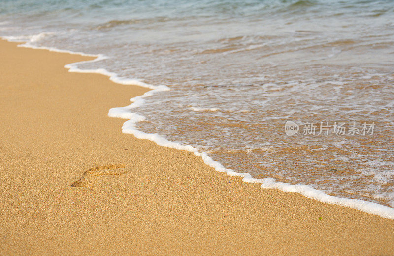 脚印在沙滩的沙滩在海滨