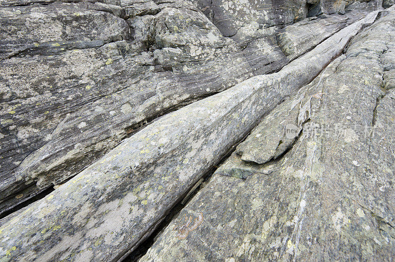 挪威海岸线上的叶状岩层