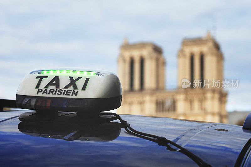 出租车停在巴黎圣母院旁