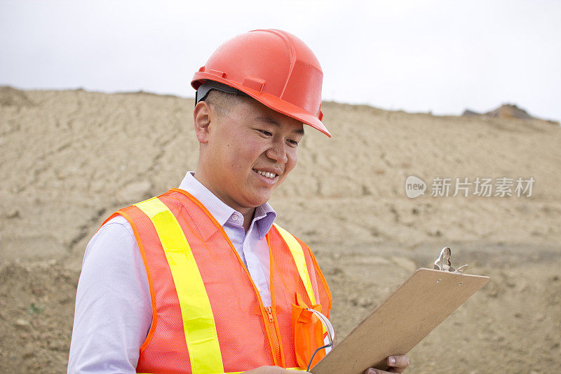 中国男性建筑工程师兼安全检查员